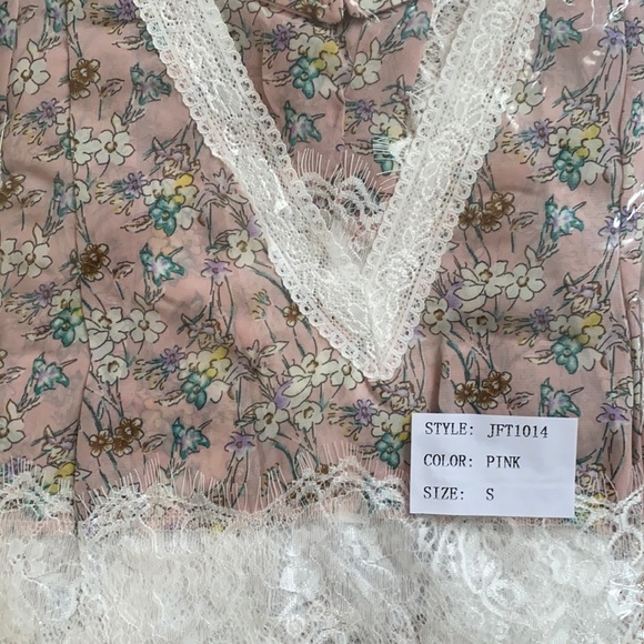 *SALE* POL Lace Detail Floral Top - Picture 7 of 9